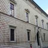 ...un accorgimento architettonico particolare che ricorda quello di una costruzione pi� antica e famosa: il Palazzo dei Diamanti di Ferrara

